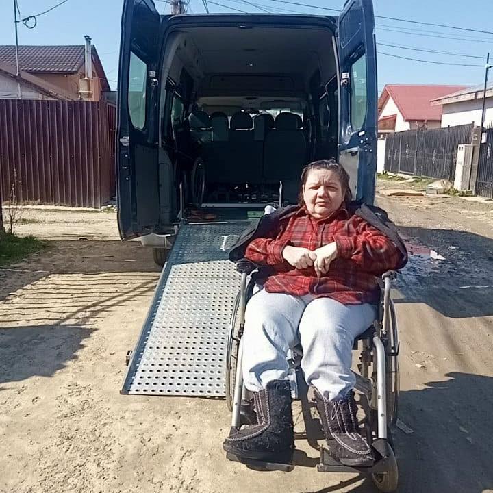 Transport medical pentru o persoană în scaun cu rotile
