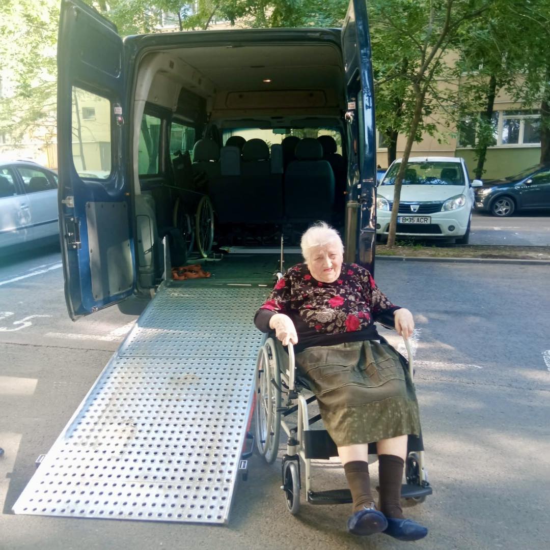 Echipa de voluntari pregătind transportul