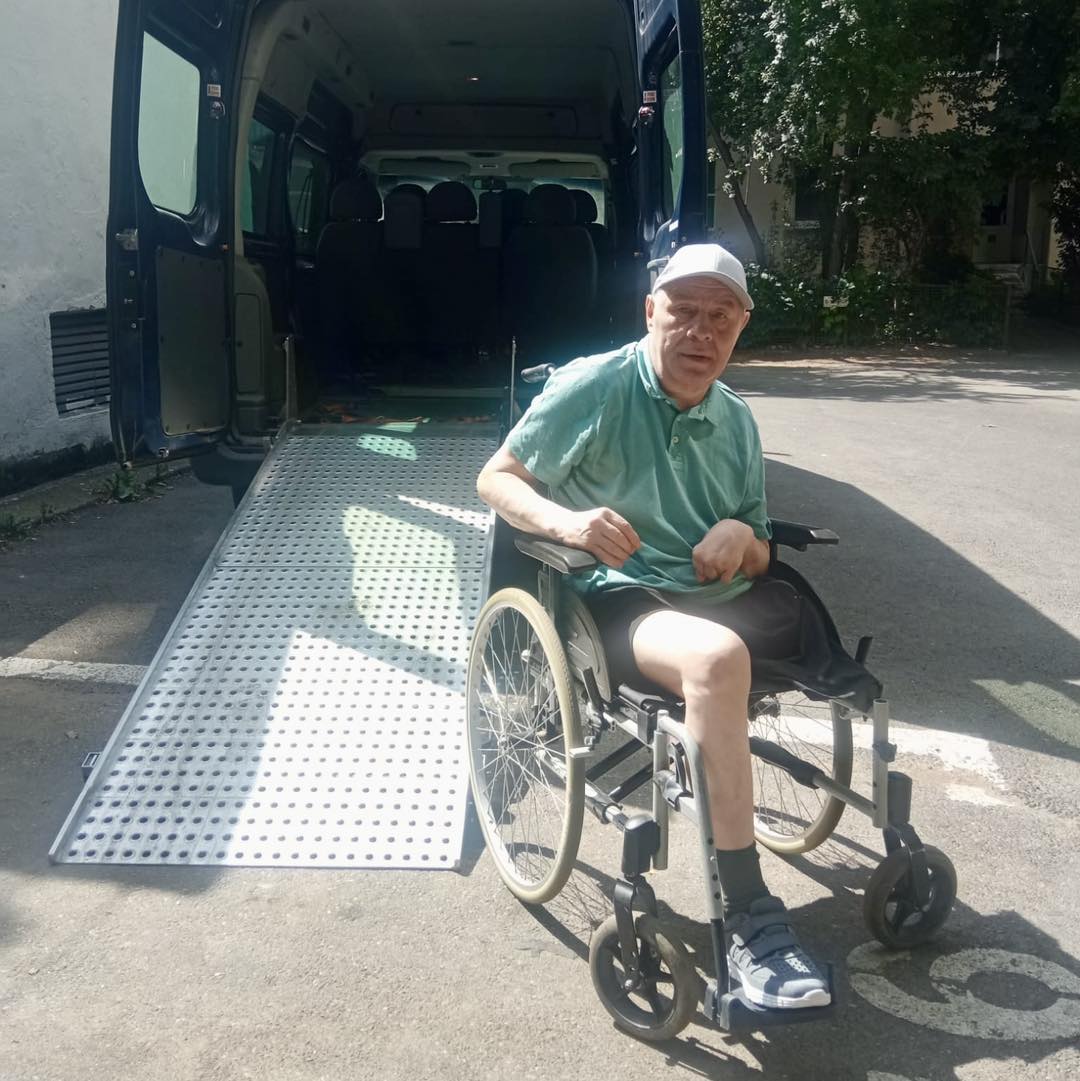 Pacient ajutat să urce în vehicul