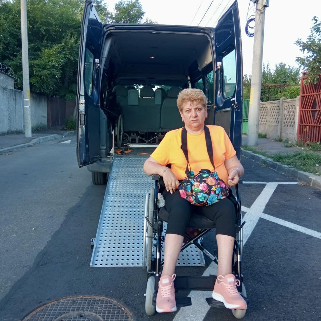 Echipa de voluntari cu beneficiarul